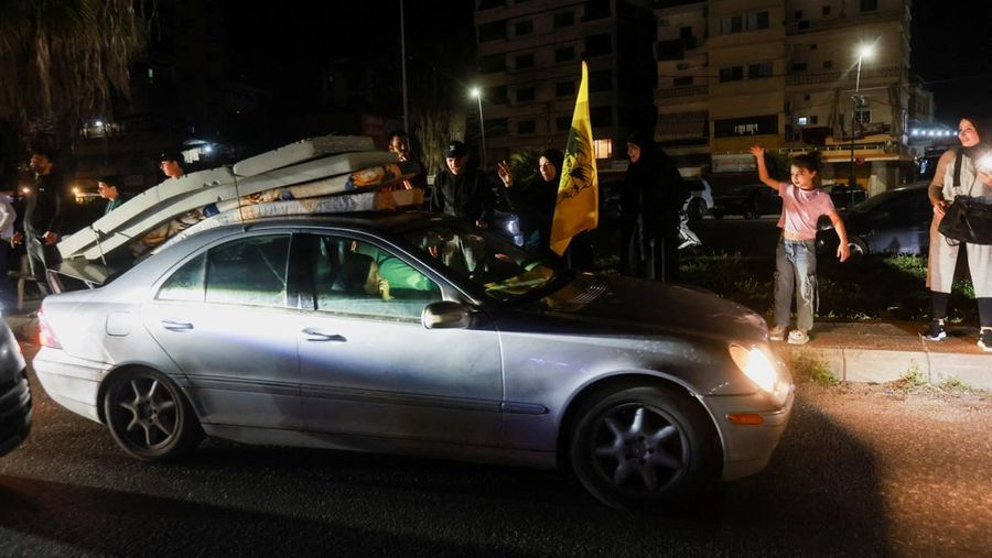 Para pengungsi bereaksi saat mereka kembali ke rumah mereka dengan kendaraan yang membawa barang-barang di atapnya setelah gencatan senjata 10 hari antara Lebanon dan Israel mulai berlaku, di Sidon, Lebanon, 17 April 2026. (REUTERS/Aziz Taher)