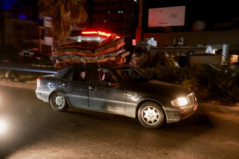 Kendaraan memadati jalan pada malam hari saat para pengungsi kembali ke rumah mereka setelah gencatan senjata selama 10 hari antara Lebanon dan Israel mulai berlaku, di Sidon, Lebanon, 17 April 2026. (REUTERS/Aziz Taher)