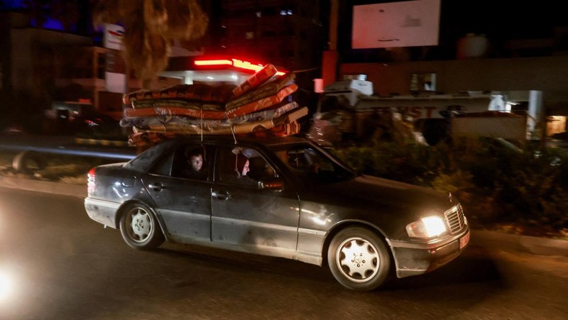 Kendaraan memadati jalan pada malam hari saat para pengungsi kembali ke rumah mereka setelah gencatan senjata selama 10 hari antara Lebanon dan Israel mulai berlaku, di Sidon, Lebanon, 17 April 2026. (REUTERS/Aziz Taher)