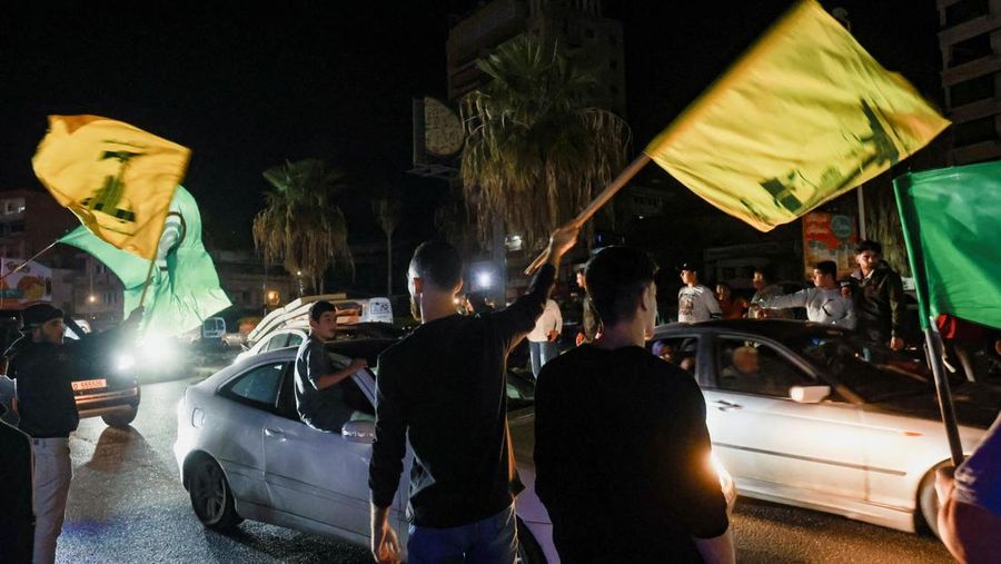 Para pengungsi bereaksi saat mereka kembali ke rumah mereka dengan kendaraan yang membawa barang-barang di atapnya setelah gencatan senjata 10 hari antara Lebanon dan Israel mulai berlaku, di Sidon, Lebanon, 17 April 2026. (REUTERS/Aziz Taher)