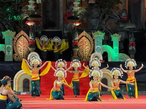 Janger Tegal Suci Tampil Memukau di Balai Budaya Gianyar