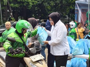 Polwan Polda Metro Bergerak Peringati Hari Kartini: Bersih-bersih dan Berbagi