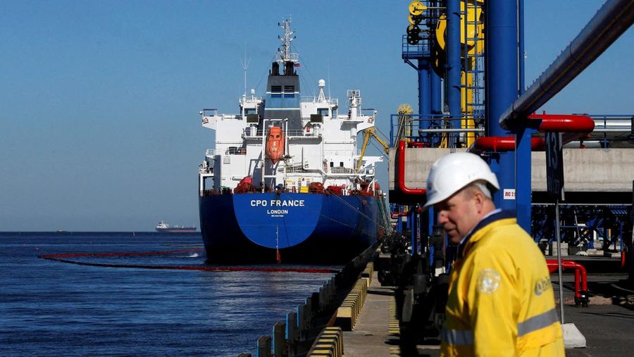 FOTO ARSIP: Minyak dipompa ke dalam kapal tanker minyak di terminal produk minyak Ust-Luga di pemukiman Ust-Luga, 9 April 2014. Terminal ini merupakan investasi tunggal terbesar yang dilakukan oleh Gunvor, yang memiliki 100% saham dalam proyek terseb