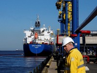 FOTO ARSIP: Minyak dipompa ke dalam kapal tanker minyak di terminal produk minyak Ust-Luga di pemukiman Ust-Luga, 9 April 2014. Terminal ini merupakan investasi tunggal terbesar yang dilakukan oleh Gunvor, yang memiliki 100% saham dalam proyek terseb
