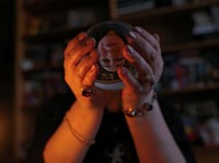 Tukang Ramal Laris Manis di Tengah Perang, Ada yang Mengaku Penyihir