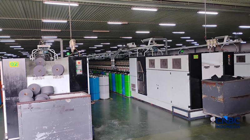 Sejumlah pekerja beraktivitas pada pabrik tekstil di PT Mitra Saruta Indonesia (MSI), Nganjuk, Jawa Timur, Kamis (16/4/2026). (CNBC Indonesia/Arrijal Rachman)