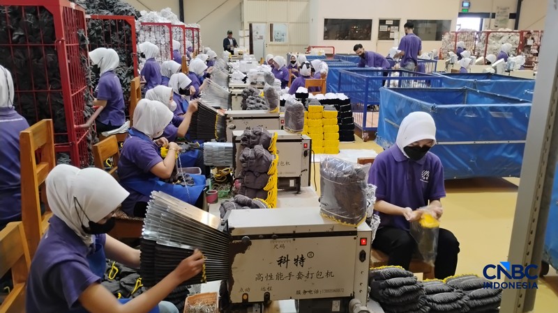 Sejumlah pekerja beraktivitas pada pabrik tekstil di PT Mitra Saruta Indonesia (MSI), Nganjuk, Jawa Timur, Kamis (16/4/2026). (CNBC Indonesia/Arrijal Rachman)