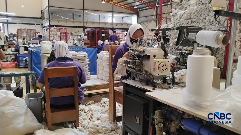 Sejumlah pekerja beraktivitas pada pabrik tekstil di PT Mitra Saruta Indonesia (MSI), Nganjuk, Jawa Timur, Kamis (16/4/2026). (CNBC Indonesia/Arrijal Rachman)