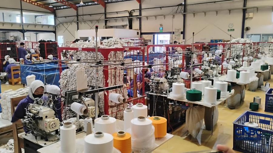 Sejumlah pekerja beraktivitas pada pabrik tekstil di PT Mitra Saruta Indonesia (MSI), Nganjuk, Jawa Timur, Kamis (16/4/2026). (CNBC Indonesia/Arrijal Rachman)