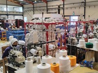 Sejumlah pekerja beraktivitas pada pabrik tekstil di PT Mitra Saruta Indonesia (MSI), Nganjuk, Jawa Timur, Kamis (16/4/2026). (CNBC Indonesia/Arrijal Rachman)