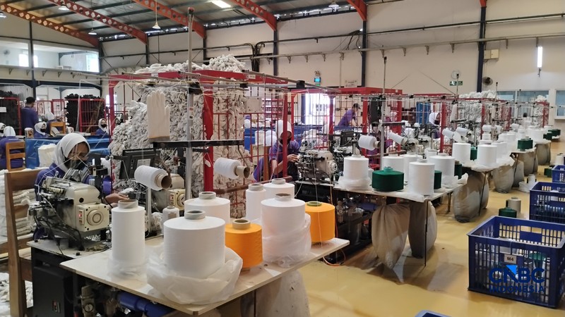 Sejumlah pekerja beraktivitas pada pabrik tekstil di PT Mitra Saruta Indonesia (MSI), Nganjuk, Jawa Timur, Kamis (16/4/2026). (CNBC Indonesia/Arrijal Rachman)