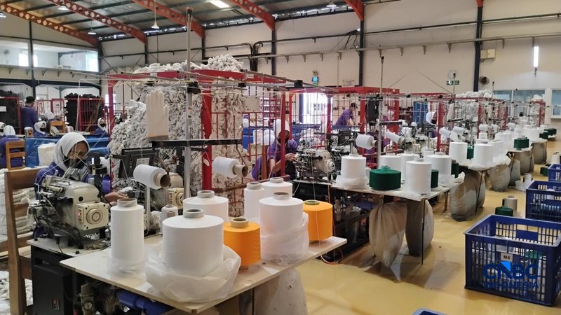 Sejumlah pekerja beraktivitas pada pabrik tekstil di PT Mitra Saruta Indonesia (MSI), Nganjuk, Jawa Timur, Kamis (16/4/2026). (CNBC Indonesia/Arrijal Rachman)