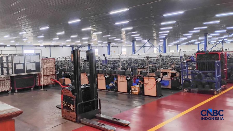 Sejumlah pekerja beraktivitas pada pabrik tekstil di PT Mitra Saruta Indonesia (MSI), Nganjuk, Jawa Timur, Kamis (16/4/2026). (CNBC Indonesia/Arrijal Rachman)