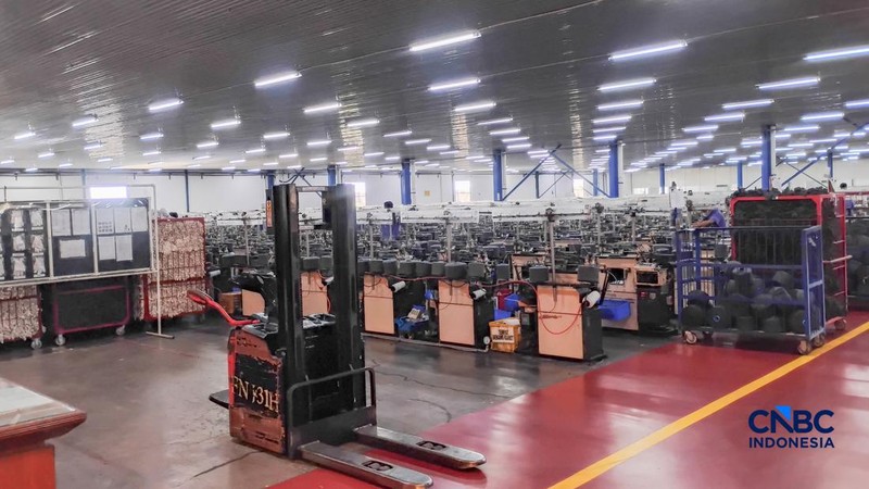Sejumlah pekerja beraktivitas pada pabrik tekstil di PT Mitra Saruta Indonesia (MSI), Nganjuk, Jawa Timur, Kamis (16/4/2026). (CNBC Indonesia/Arrijal Rachman)