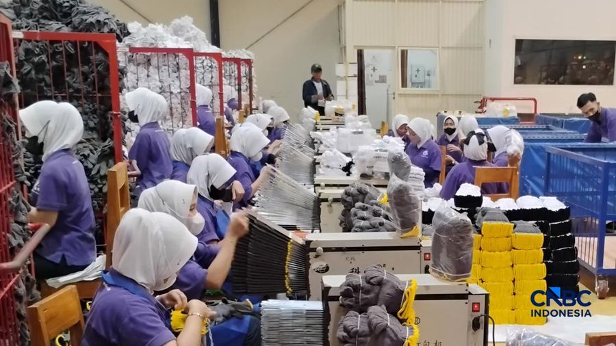Sejumlah pekerja beraktivitas pada pabrik tekstil di PT Mitra Saruta Indonesia (MSI), Nganjuk, Jawa Timur, Kamis (16/4/2026). (CNBC Indonesia/Arrijal Rachman)