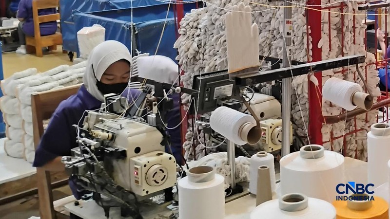 Sejumlah pekerja beraktivitas pada pabrik tekstil di PT Mitra Saruta Indonesia (MSI), Nganjuk, Jawa Timur, Kamis (16/4/2026). (CNBC Indonesia/Arrijal Rachman)