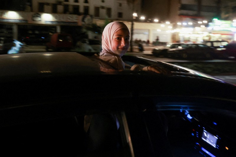 Kendaraan memadati jalan pada malam hari saat para pengungsi kembali ke rumah mereka setelah gencatan senjata selama 10 hari antara Lebanon dan Israel mulai berlaku, di Sidon, Lebanon, 17 April 2026. (REUTERS/Aziz Taher)