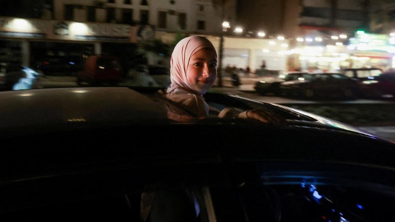 Kendaraan memadati jalan pada malam hari saat para pengungsi kembali ke rumah mereka setelah gencatan senjata selama 10 hari antara Lebanon dan Israel mulai berlaku, di Sidon, Lebanon, 17 April 2026. (REUTERS/Aziz Taher)