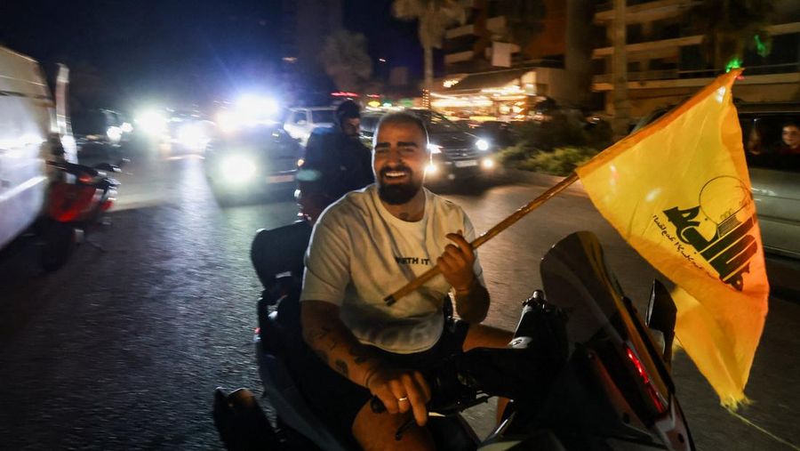 Para pengungsi bereaksi saat mereka kembali ke rumah mereka dengan kendaraan yang membawa barang-barang di atapnya setelah gencatan senjata 10 hari antara Lebanon dan Israel mulai berlaku, di Sidon, Lebanon, 17 April 2026. (REUTERS/Aziz Taher)