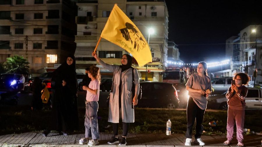 Para pengungsi bereaksi saat mereka kembali ke rumah mereka dengan kendaraan yang membawa barang-barang di atapnya setelah gencatan senjata 10 hari antara Lebanon dan Israel mulai berlaku, di Sidon, Lebanon, 17 April 2026. (REUTERS/Aziz Taher)