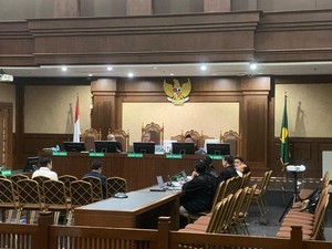 Terdakwa Kasus Korupsi Minyak Nangis Saat Sidang, Hakim Sampai Beri Tisu