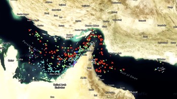 Data pelacakan kapal dari MarineTraffic menunjukkan kapal-kapal bergerak melalui Teluk menuju Selat Hormuz pada hari Sabtu (18 April). (Tangkapan Layar Video Reuters/MARINE TRAFFIC)