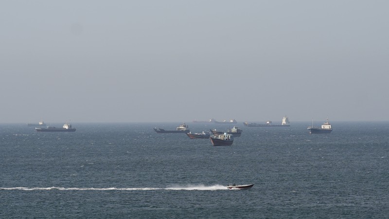 Kapal dan tanker di Selat Hormuz di lepas pantai Musandam, Oman, 18 April 2026. (REUTERS/Stringer)