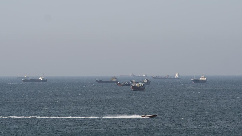 Kapal dan tanker di Selat Hormuz di lepas pantai Musandam, Oman, 18 April 2026. (REUTERS/Stringer)