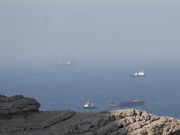 Kapal dan tanker di Selat Hormuz di lepas pantai Musandam, Oman, 18 April 2026. (REUTERS/Stringer)