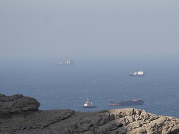 Korps Garda Revolusi Islam (IRGC) Iran dilaporkan melepaskan tembakan ke arah kapal kontainer di Selat Hormuz pada Rabu (22/4/2026).