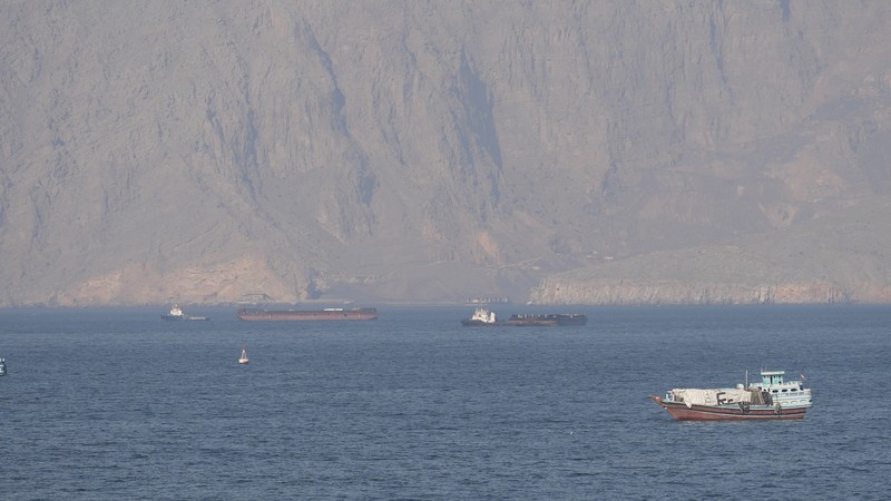 Kapal dan tanker di Selat Hormuz di lepas pantai Musandam, Oman, 18 April 2026. (REUTERS/Stringer)