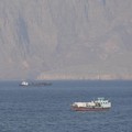 Kapal dan tanker di Selat Hormuz di lepas pantai Musandam, Oman, 18 April 2026. (REUTERS/Stringer)