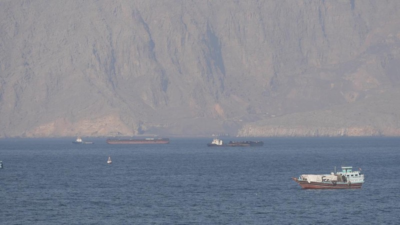 Kapal dan tanker di Selat Hormuz di lepas pantai Musandam, Oman, 18 April 2026. (REUTERS/Stringer)