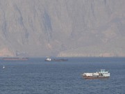 Kapal dan tanker di Selat Hormuz di lepas pantai Musandam, Oman, 18 April 2026. (REUTERS/Stringer)