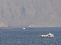 Kapal dan tanker di Selat Hormuz di lepas pantai Musandam, Oman, 18 April 2026. (REUTERS/Stringer)