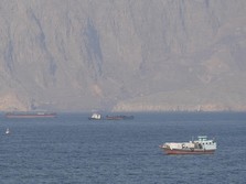Kapal dan tanker di Selat Hormuz di lepas pantai Musandam, Oman, 18 April 2026. (REUTERS/Stringer)