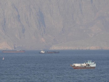 Kapal dan tanker di Selat Hormuz di lepas pantai Musandam, Oman, 18 April 2026. (REUTERS/Stringer)