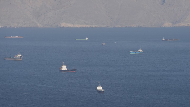 Kapal dan tanker di Selat Hormuz di lepas pantai Musandam, Oman, 18 April 2026. (REUTERS/Stringer)