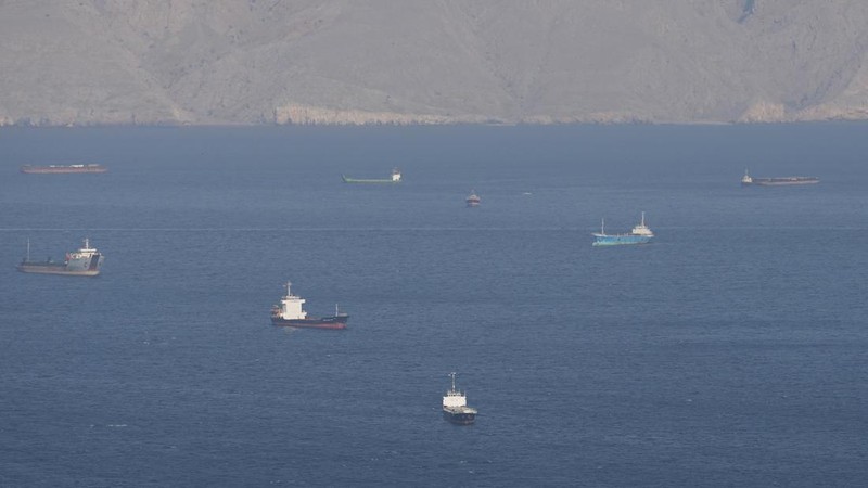 Kapal dan tanker di Selat Hormuz di lepas pantai Musandam, Oman, 18 April 2026. (REUTERS/Stringer)