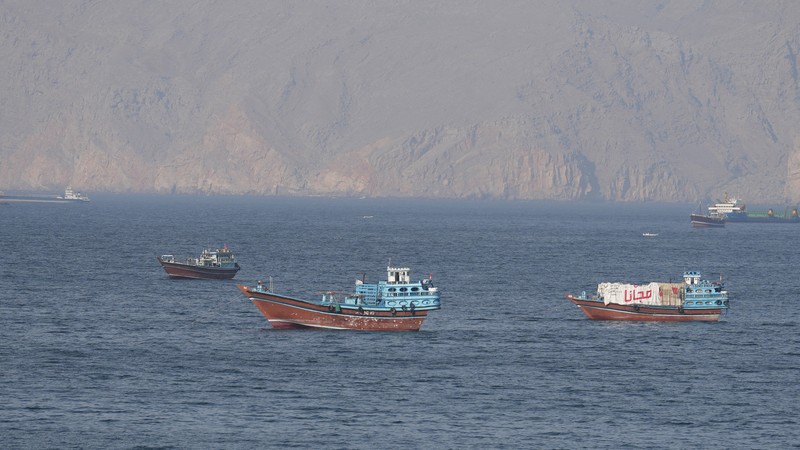 Kapal dan tanker di Selat Hormuz di lepas pantai Musandam, Oman, 18 April 2026. (REUTERS/Stringer)