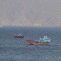 Kapal dan tanker di Selat Hormuz di lepas pantai Musandam, Oman, 18 April 2026. (REUTERS/Stringer)