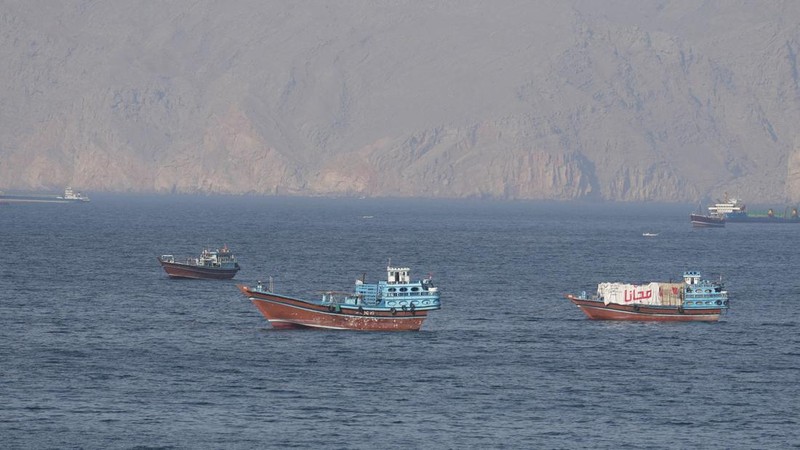 Kapal dan tanker di Selat Hormuz di lepas pantai Musandam, Oman, 18 April 2026. (REUTERS/Stringer)