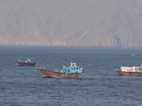 Kapal dan tanker di Selat Hormuz di lepas pantai Musandam, Oman, 18 April 2026. (REUTERS/Stringer)