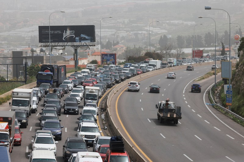 Pasukan penjaga perdamaian PBB berjaga-jaga saat para pengungsi kembali ke rumah mereka menyeberangi jembatan yang menghubungkan Lebanon selatan dengan bagian negara lainnya, yang sebelumnya dihantam serangan Israel, setelah gencatan senjata 10 hari antara Lebanon dan Israel mulai berlaku, di Qasmiyeh, Lebanon, 18 April 2026. (REUTERS/Louisa Gouliamaki)
