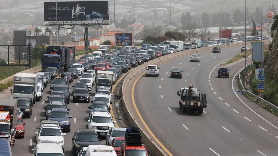 Pasukan penjaga perdamaian PBB berjaga-jaga saat para pengungsi kembali ke rumah mereka menyeberangi jembatan yang menghubungkan Lebanon selatan dengan bagian negara lainnya, yang sebelumnya dihantam serangan Israel, setelah gencatan senjata 10 hari antara Lebanon dan Israel mulai berlaku, di Qasmiyeh, Lebanon, 18 April 2026. (REUTERS/Louisa Gouliamaki)