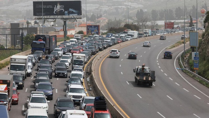 Pasukan penjaga perdamaian PBB berjaga-jaga saat para pengungsi kembali ke rumah mereka menyeberangi jembatan yang menghubungkan Lebanon selatan dengan bagian negara lainnya, yang sebelumnya dihantam serangan Israel, setelah gencatan senjata 10 hari antara Lebanon dan Israel mulai berlaku, di Qasmiyeh, Lebanon, 18 April 2026. (REUTERS/Louisa Gouliamaki)