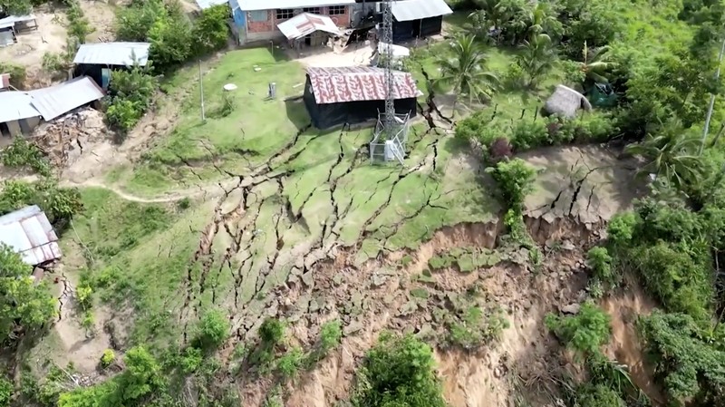 Longsor di Peru utara paksa 172 warga mengungsi, rusak rumah dan sekolah. (Tangkapan Layar Video Reuters/EL DORADO GOVERNMENT)