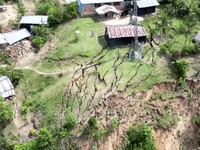 Potret Longsor Hantam Pemukiman Warga, 172 Orang Mengungsi