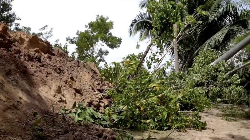 Longsor di Peru utara paksa 172 warga mengungsi, rusak rumah dan sekolah. (Tangkapan Layar Video Reuters/EL DORADO GOVERNMENT)