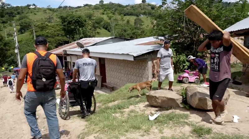 Longsor di Peru utara paksa 172 warga mengungsi, rusak rumah dan sekolah. (Tangkapan Layar Video Reuters/EL DORADO GOVERNMENT)